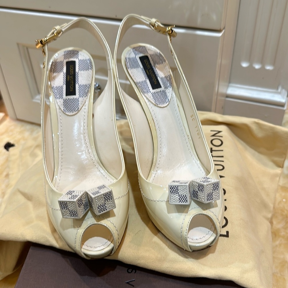 LOUIS VUITTON Patent Damier Azur Saint Honore Slingback Heels 38
Never worn